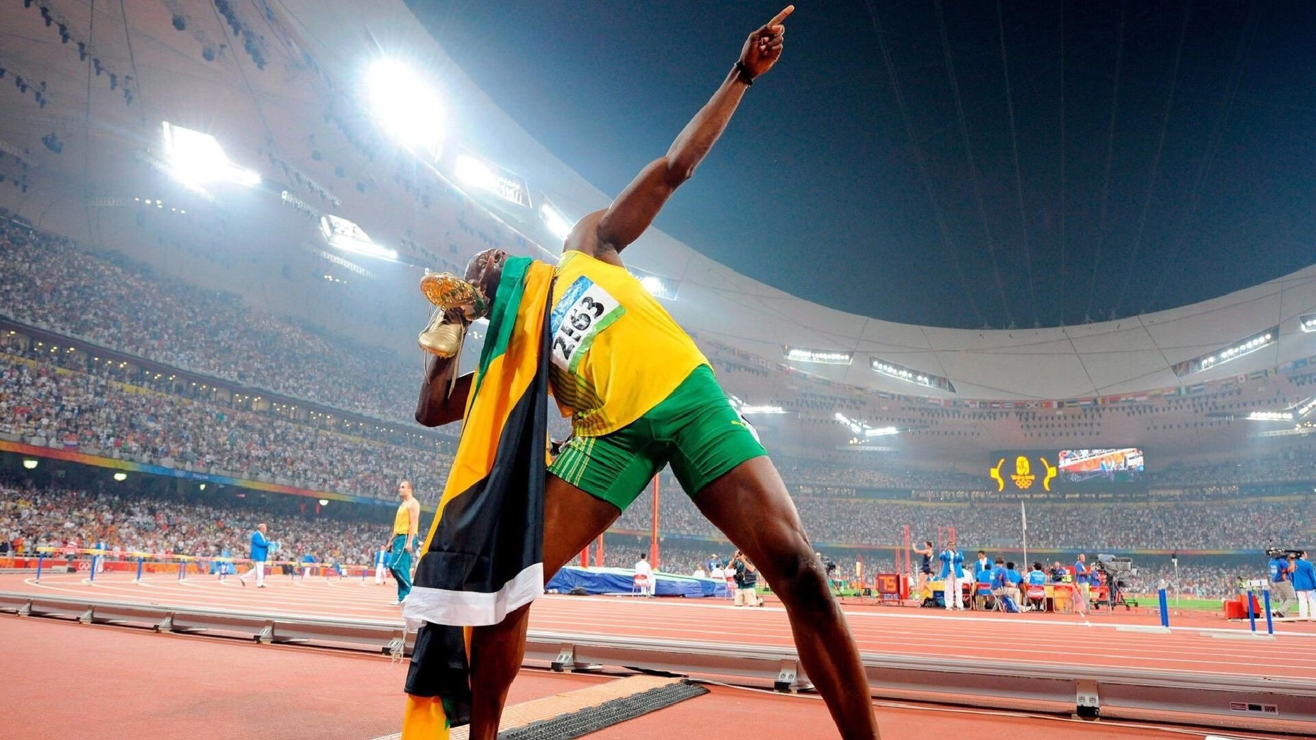 爱游戏官网-“亚戈·卡尔曼的快速突破与精准传球，成就阿根廷美洲狮队的全能进攻”