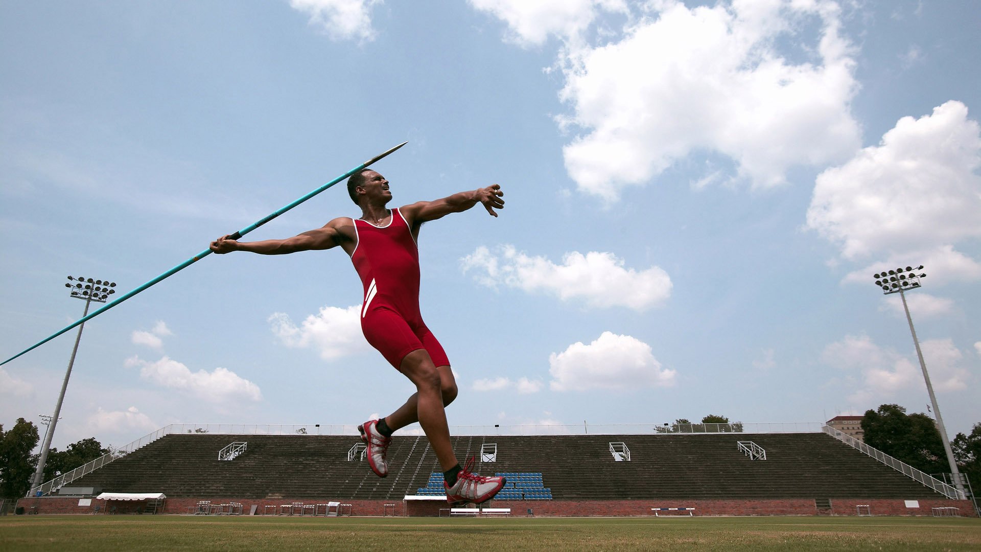 职业俱乐部鼓励球员参与公益增强社会影响力，业余球队赞助方案